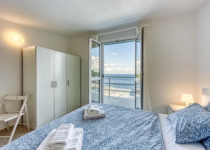 Valdarke Seaside Apartment - Happy Rentals